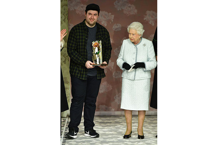 0 Her Royal Hiness Elisabetta II and award winner designer Richard Quinn