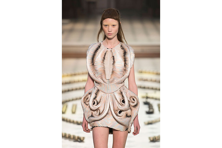 Alta Moda Parigi 2016 Iris Van Herpen 4lug16 1