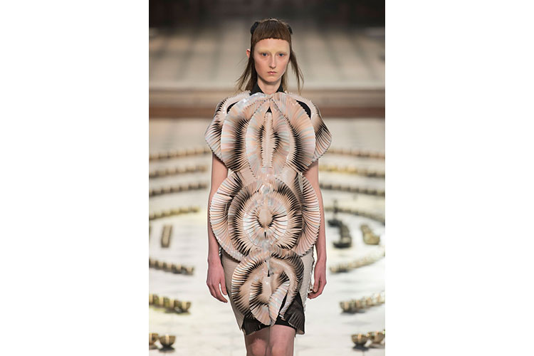 Alta Moda Parigi 2016 Iris Van Herpen 4lug16 3