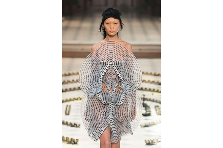 Alta Moda Parigi 2016 Iris Van Herpen 4lug16 7