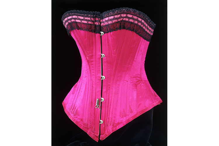 La storia della lingerie dal 1700 ad oggi in mostra al Victoria and Albert Museum di Londra28MAG16 13