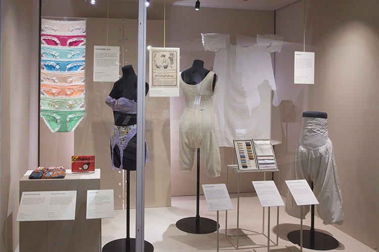 La storia della lingerie dal 1700 ad oggi in mostra al Victoria and Albert Museum di Londra28MAG16 3