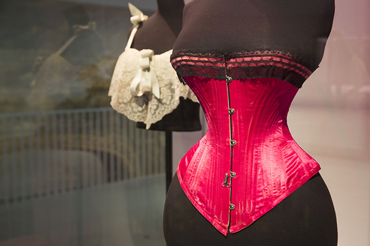 La storia della lingerie dal 1700 ad oggi in mostra al Victoria and Albert Museum di Londra28MAG16 6